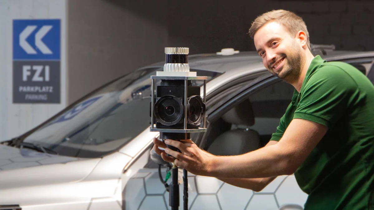 Ein Mann richtet ein mobiles Sensorsystem mit mehreren Kameras aus.