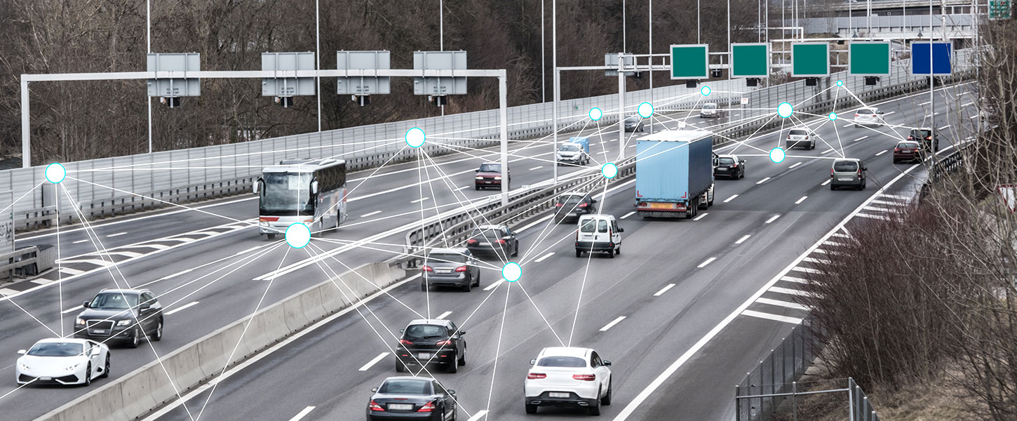 Vernetzte Fahrzeuge auf einer mehrspurigen Autobahn.