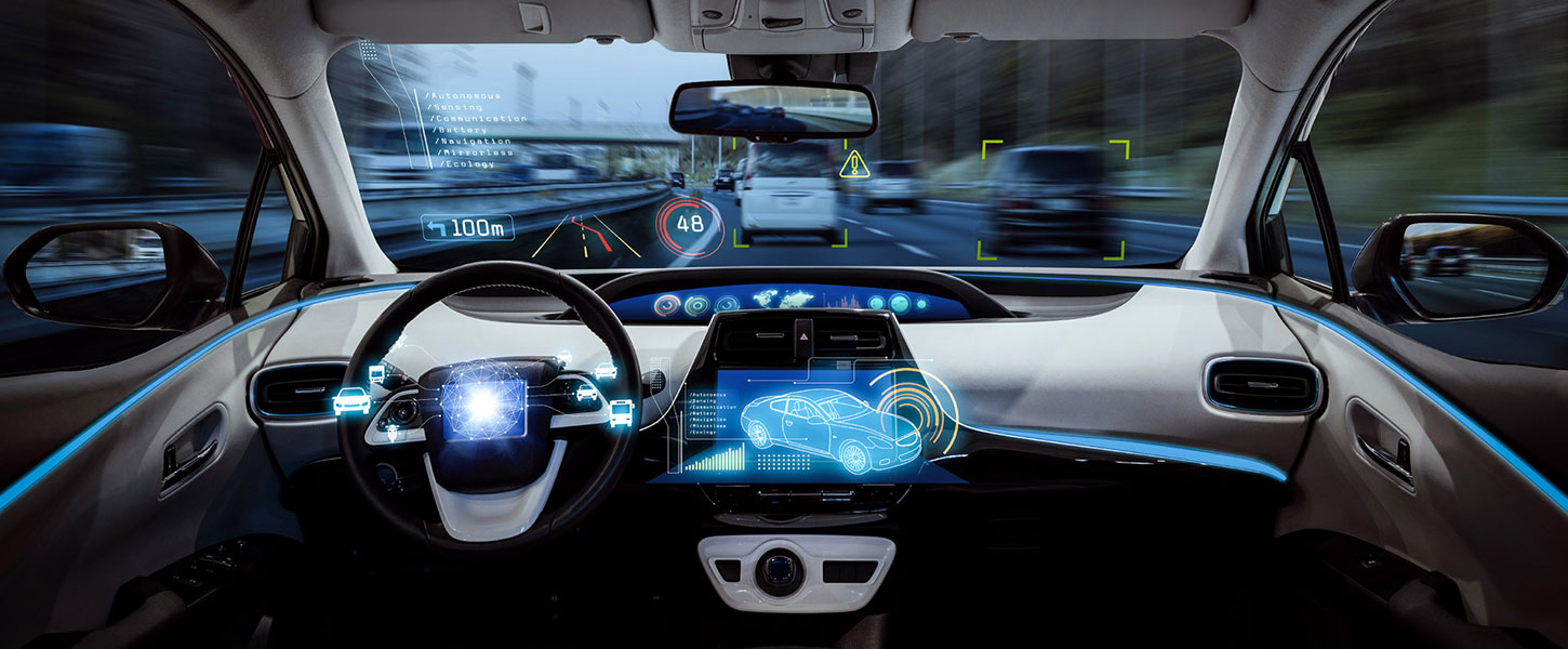 Tableau de bord d'une voiture avec des éléments futuristes et des écrans d'assistance dans le pare-brise.